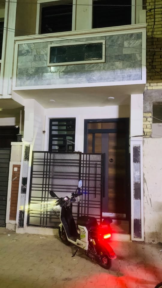 للبيع بيت زراعي سند ٢٥  زيرو السبع ابكار شارع معجنات جوهرة لبنان المساحة ٤١ متر واقع حال ٤٤ متر الواجهة٣،٧٠ متر وسبعين سم متكون من ثلاثة طوابق الارضي  استقبال وحولي مفتوح على المطبخ وغرفة نوم وخدمات والثاني ٢ نوم وخدمات والثالث ١ نوم وخدمات وبيتونه لاستفسار الاتصال على هذا الرقم  
***********
