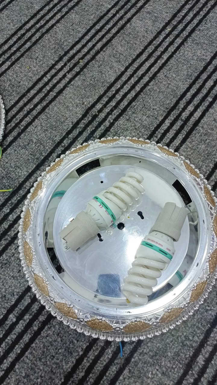 سلام عليكم
ثريات كريستال كلوب ابيض العدد 5السعر 50ألف ***********
