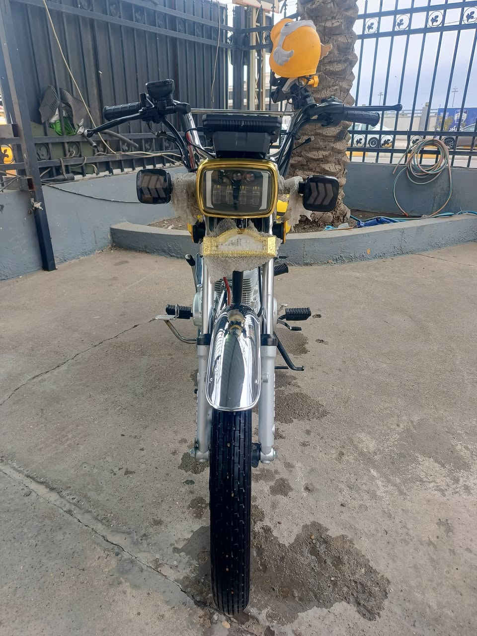 سلام وعليكم دراجه تايكر موديل 25 دراجه نضيفه بعدهه جديده محرك صفر خير من الله كله شغال اوراق كامله بيهه بس نقصهه باتري وبنزات بريك لخلفي سعرهه 650 وبيهه مجال حك جيه هاذه رقمي ***********
