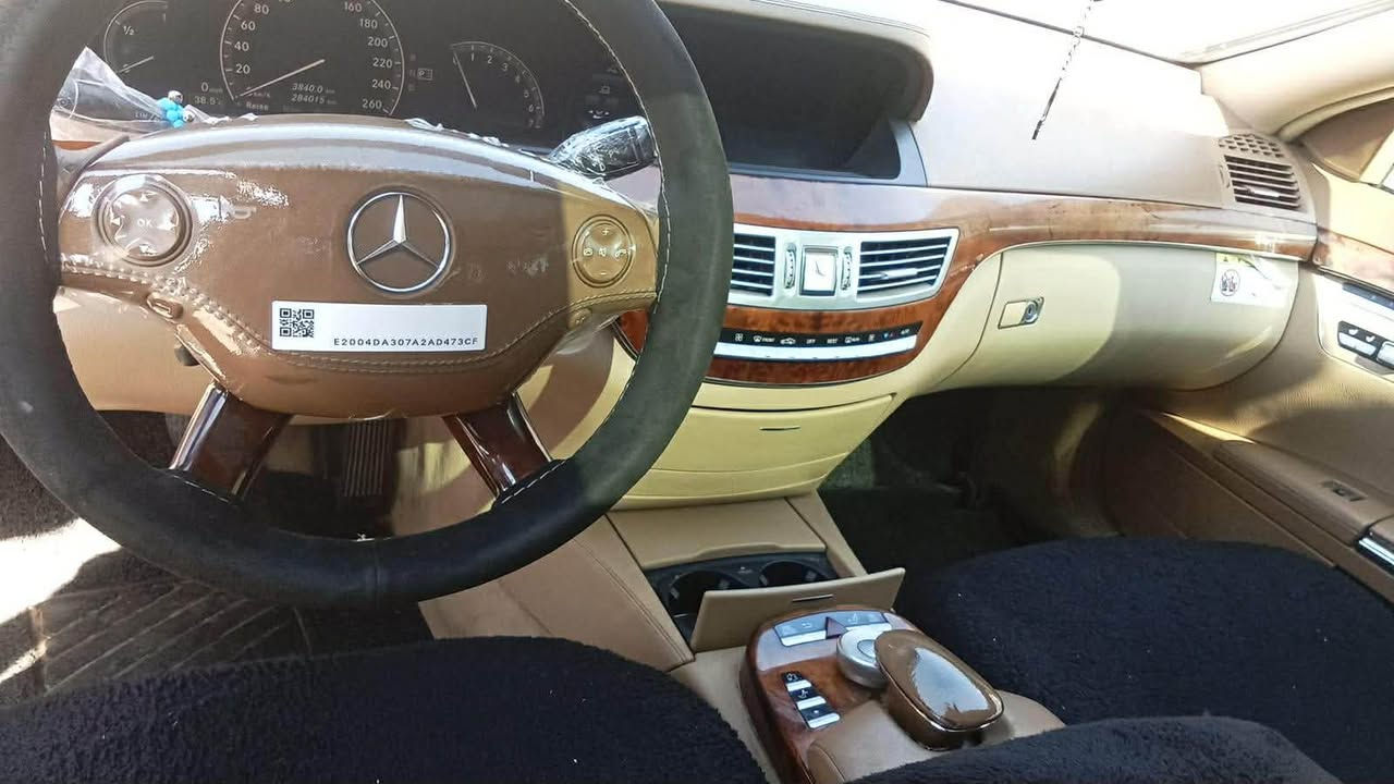 ماسیدسS350 سەیارکە زۆر خاوێنە قەپات مواسەفاتە ساخە کۆدی ئاسایش هەیە 77$
*********** Singapore
