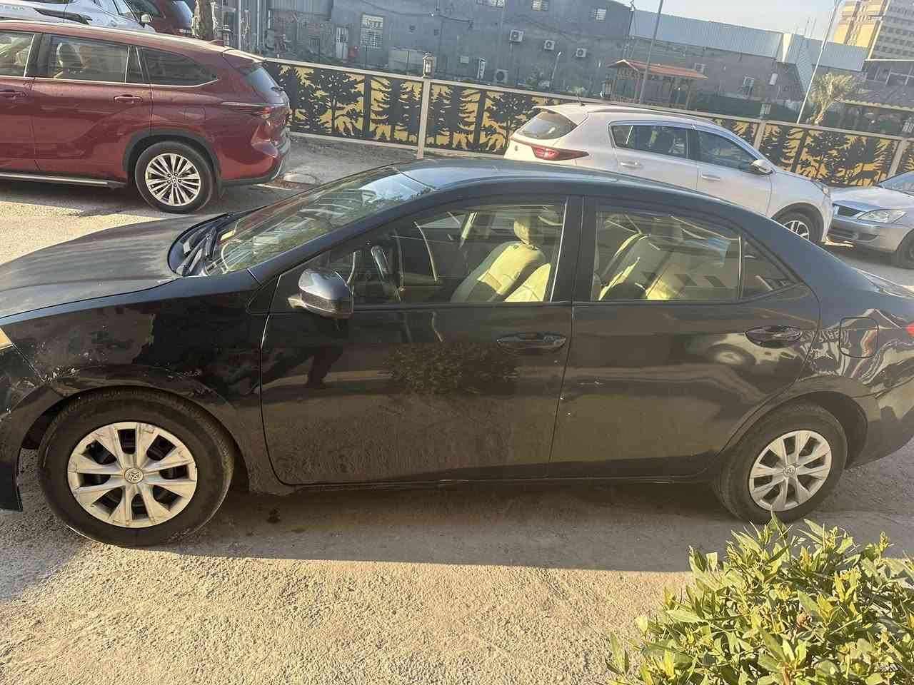 السلام عليكم 
كورلا 2014 
اللون اسود 
تحكم ستيرن 
شاشة داخلية محدثة كار بلي 
كامرات خلفية 

 ضربته جاملغ وشوية طاخ البنيد تصير 3 قطع صبغ  السيارة خير من الله 

سونر وشاصي موجود وجاهز 

   سعر 107 وبيه مجال حك الجيه. 
***********
