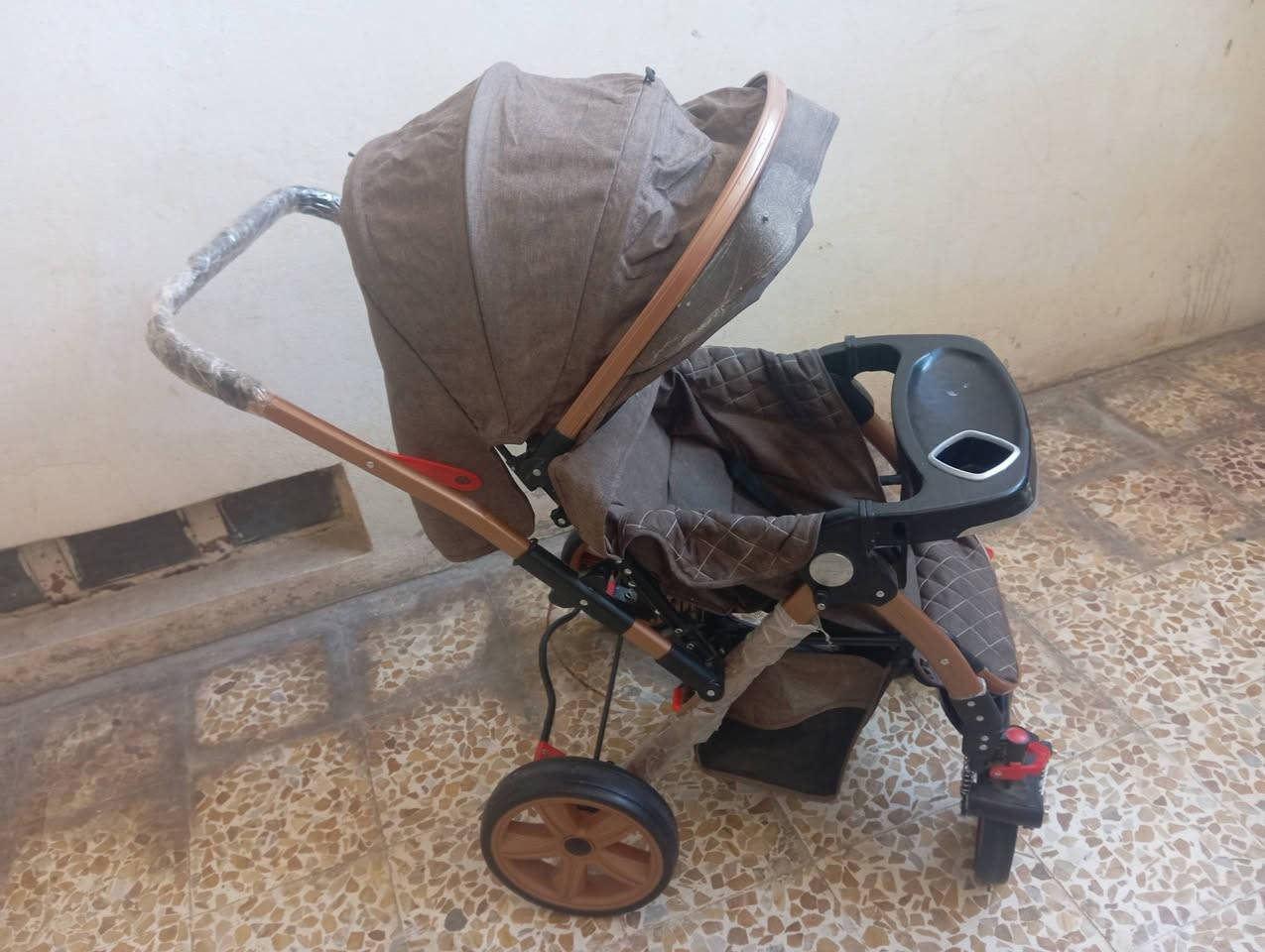 السلام عليكم 
#عربة اطفال كلش نضيفة مستعملة شي قليل ، اطارات الربل المرغوبة 
السعر 60 وبيها مجال قليل 
المنطقه حي الصحة ايسر , قرب لحم بعجين وبيتزا الشام 
الاتصال ***********
