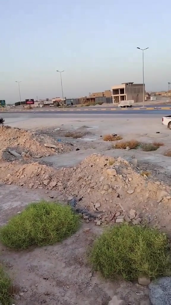 اخوان أرض تجاريه على الحولي قريب سيطرة ام الهوى مساحه 1200 يعني نصف دونم،، إلى يريد اقل هم موجود الأرض المحرمه امام الأرض 17 متر من التبليط إلى الأرض يعني الي يشتري نص دونم مع المحرم يصير دونم استخدام،،للتواصل،، *********** ***********،،
