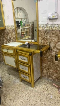 ميز حلاقة • مرايات ثنين • تفاصل