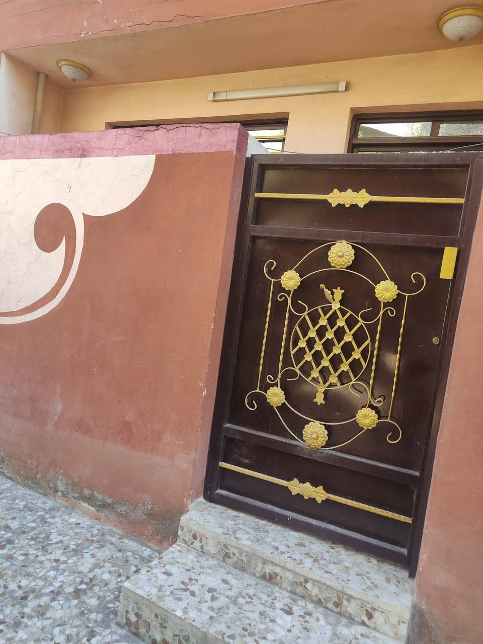 السلام عليكم  مشتمل 50 م الواجهة 5 والنزال 10 طابقين بناء 2015 طابوا ملك صرف العنوان ال 100 دار  قبل المعالف مقطع البيت من الداخل موجود بالمنشور   الطابق الاول صاله او مطبخ او منور او خدمات الطابق الثاني 2 غرف نوم  /سطحين سحطح  مخزن او سطح عادي السعر 110 او بي مجال   ‏‪0776 556 8308‬‏
