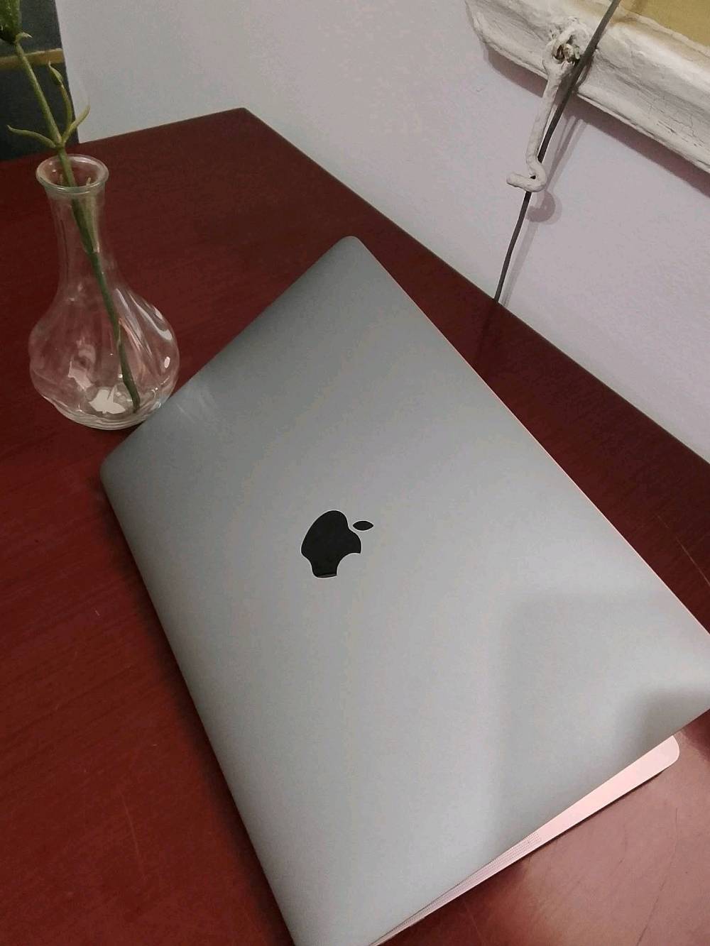 🍏 Apple MacBook Pro M1 (2020) | ملك الأداء والأناقة المطلقة ✨
لكل المصممين، المبرمجين، صناع المحتوى، والطلاب الذين يبحثون عن الكمال.. وصلنا الجهاز الأكثر طلباً واستقراراً في العالم، اللابتوب الذي غيّر مفاهيم السرعة بفضل معالج آبل الثوري M1. أداء خارق، بطارية أسطورية، وتصميم يخطف الأنظار!
🚀 المواصفات الخارقة التي تجعله في الصدارة:
المعالج الثوري: Apple M1 Chip بمحرك عصبي ذكي يمنحك أداءً صاعقاً وسرعة خيالية في المونتاج، البرمجة، ومعالجة الصور الثقيلة.
الشاشة الأسطورية: شاشة Retina الفاخرة مقاس 13.3 إنش مع تقنية True Tone - ألوان حقيقية فائقة الدقة والوضوح، وهي الخيار الأول للمصممين والمخرجين.
لوحة التحكم واللمس: مزود بـ Touch Bar الذكي و Touch ID لبصمة الإصبع لتوفير أمان وسلاسة تامة في الاستخدام.
منظومة التبريد: نظام تبريد نشط ومطور يحافظ على برودة الجهاز وهدوئه التام حتى تحت أثقل ظروف الكرف والرندر.
✨ مزايا ستجعلك تعشق هذا الماك بوك:
البطارية الإعجازية: بطارية خرافية تدوم طويلاً جداً لتمنحك حرية العمل طوال اليوم خارج المنزل أو المكتب دون التفكير في الشاحن.
الصوت والكاميرا: مكبرات صوت ستيريو تدعم Dolby Atmos وصوت نقي جداً، مع ميكروفونات بمستوى استوديو احترافي.
الهيكل الفاخر: تصميم ألومنيوم نحيف، خفيف الوزن جداً، ويعكس أعلى مستويات الأناقة والرفاهية.
💰 السعر: [950] ألف دينار
(صفقة حقيقية للحصول على نسخة Pro الفاخرة بسعر منافس جداً)
الحالة: الجهاز بحالة النظافة التامة (نظافة فائقة، شبه جديد)، مفحوص بالكامل وجاهز للإبداع فوراً.

يتوفر توصيل مجاني لكل محافظات العراق