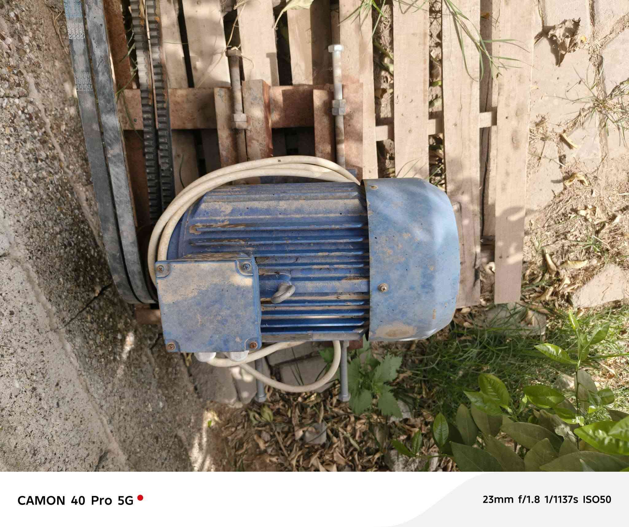 السلام عليكم للبيع
ماطور صيني ١٠أحصان جديد 
خنزيرة ٤/٤
صوندة أيطالية ٣أنج عشرين متر
***********
