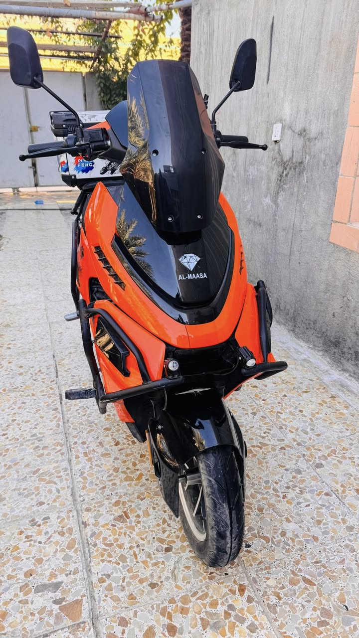 السلام عليكم 
دراجه ماسه أباتشي 
لون برتقالي 
بطاريات 6 كبار ليثيوم 
تمشي 70 كيلو للشحنه الواحده 
مكاني رمادي 5 كيلو 
للأستفسار
***********
