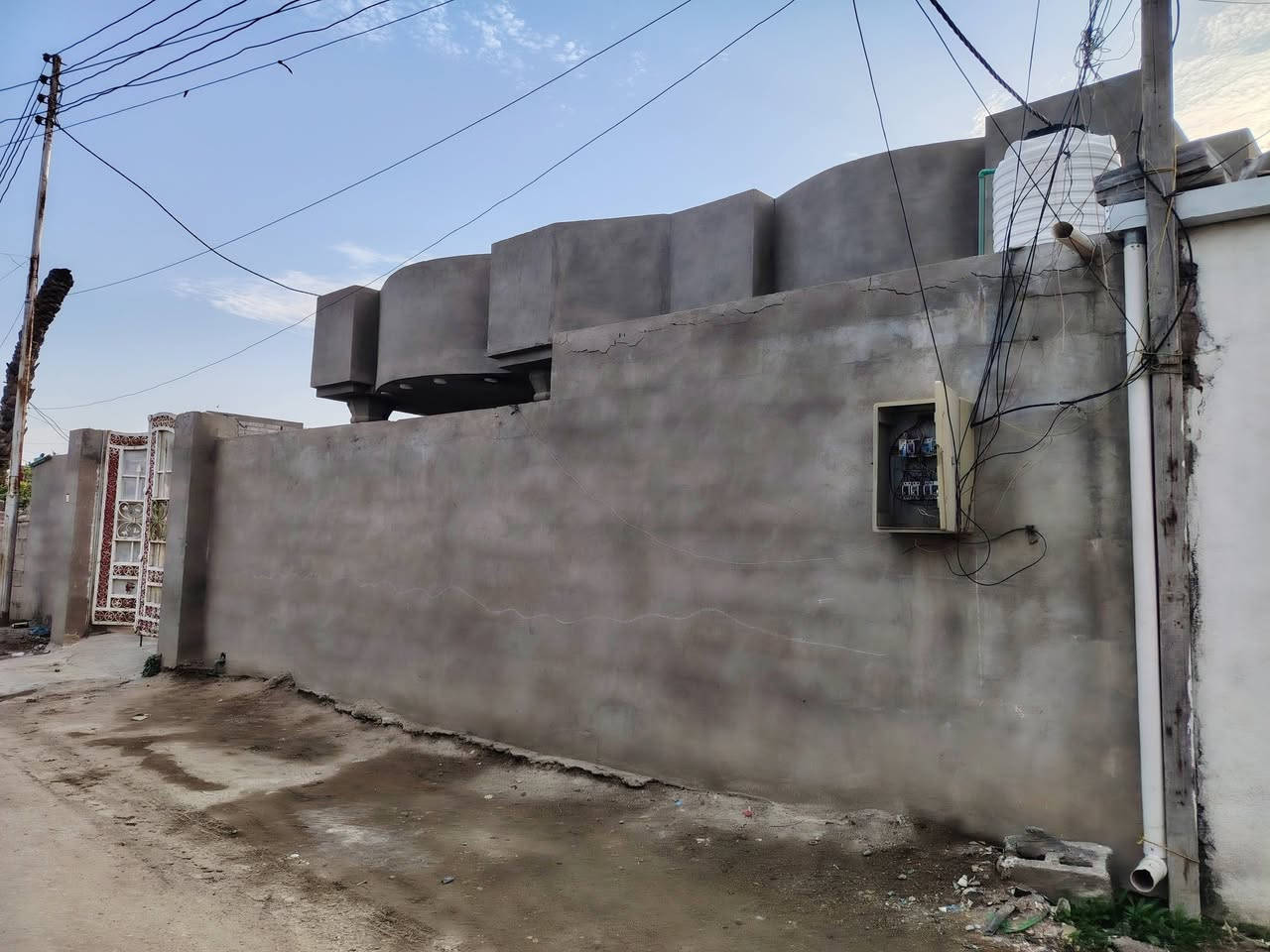 يالله سلام عليكم دار للبيع بغداد المدائن منطقه الحضاريه زراعي على قرار ٢٥ خدمات كامله تبليط كهرباء الدار طابقين يحتوي على أربع غرف نوم الطابق الأول يتكون من غرفتين نوم وصاله واستقبال ومطبخ وكراج سيارة صحيات داخلية خارجيه والطابق الثاني غرفتين نوم وصاله بيتونه باقي تفاصيل بل منشور بناء حديث منطقه الحضاريه خلف عياده محمود أبو أنس السعر ١٣٠ وبي مجال للاستفسار الاتصال على الارقام *********** أو *********** وات ساب علماً مساحه ٣٠٠ متر
