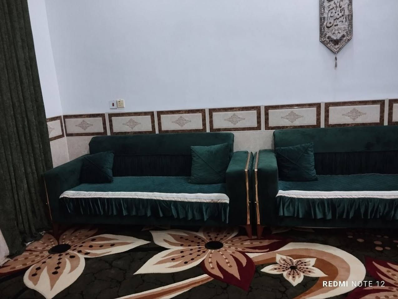 السلام عليكم موجود بيت للبيع ال عبود قرب حسينية السادة الشرامطةزراعي سند ٢٥ وبي معامله تطويب بالبلدية مساحته ٢٠٠ بي غرفتين كبار ٤في٥ ومطبخ جبير وصاله وبراني وصحيات داخليه وخارجيه بنائه كله طابوك ومرتب باقي التفاصيل اتصل على الرقم ***********
