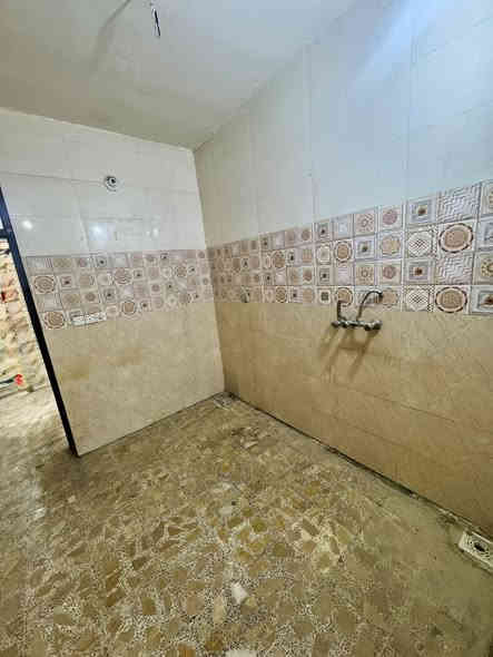 بسم الله الرحمن الرحيم  
يتوفر لدينا بيت للإيجار 🏠

يحتوي على غرف نوم 3 استقبال وطرمه وسطح وخدمات✨ 

مساحه 75 

الموقع 📍/شارع صحه  قرب جامع الحق  
ايجاره 550 وبي مجال

للاستفسار📞 /***********حسين دراجي 

مكتب الباسم للعقار
