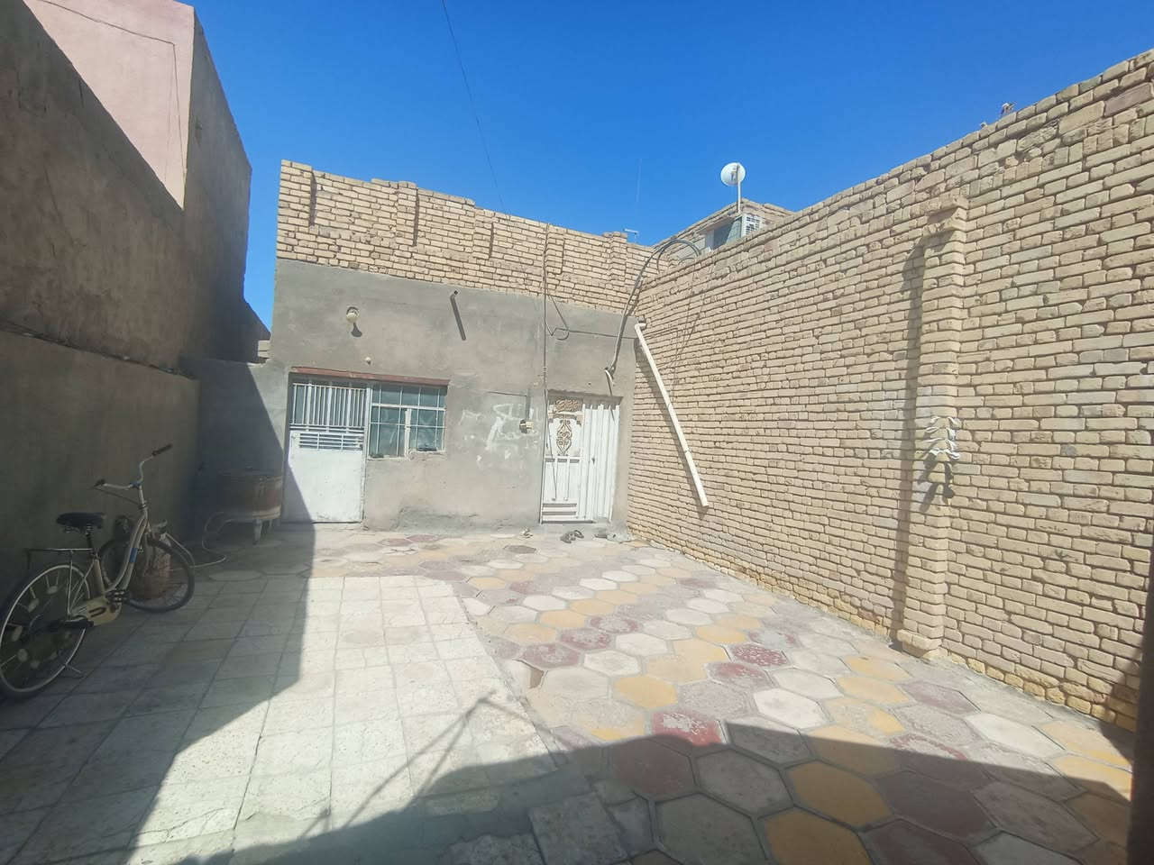 السلام عليكم
بيت للبيع زراعي ب الأسكان الصناعي النزله الأولى ب الترابيه مسافه 5 دقايق مشي لشارع الصدرين  مساحة البيت 250 متر. البيت يحتوي على غرفتين +صاله +مطبخ +ديوانيه + صحيات + موجود ترك وره البيت

للستفسار ‏  ***********
