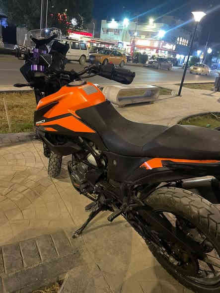 للبيع فقط رداجه KTM 390 رحال مرقم كامل
المحرك: أحادي الأسطوانة، مبرد بالماء، 373.2 سم³ (390 Adventure) أو 399 سم³ (2025)
القوة: حوالي 44 حصانًا عند 8500 دورة في الدقيقة
عزم الدوران الأقصى: 39 نيوتن متر عند 7000 دورة في الدقيقة
ناقل الحركة: ست سرعات
استهلاك الوقود: حوالي 3.5 - 4.0 لتر لكل 100 كم (390 Adventure) أو 29 كم/لتر (2025) 

الهيكل والتعليق
الشاسيه: فولاذي أنبوبي
نظام التعليق الأمامي: شوكة WP APEX مقلوبة مقاس 43 مم
نظام التعليق الخلفي: ممتص صدمات أحادي WP APEX
مقاس العجلات: 19 بوصة أمامية و17 بوصة خلفية (للطرازات القياسية) 

الميزات التقنية
الشاشة: شاشة TFT ملونة تعرض السرعة، عدد دورات المحرك، مستوى التروس، ومستوى الوقود
أنظمة الأمان: نظام ABS مع وضع للطرق الوعرة، ونظام التحكم الديناميكي في الجر
التوصيل: بلوتوث للاتصال بالهاتف الذكي لإجراء المكالمات
الإضاءة: مصابيح أمامية LED ساطعة 
خزان الوقود: سعة 14.5 لتر
مقعد: مصمم لتوفير الراحة أثناء القيادة لمسافات طويلة
وزن: 165 كجم (حالة الرطوبة) لبعض الطرازات

وبعد بيها موصفات خير من الله من تعديل بعدد دورات محرك لكل ناقل غيار و تحول مودات قياده من وضع طرق الوعره لو ضع الطرق الازفلتيه وهواي امور تكدر تتحكم بيهن من خلال شاشه   عنواني بغداد...... متواجد وتساب ***********
