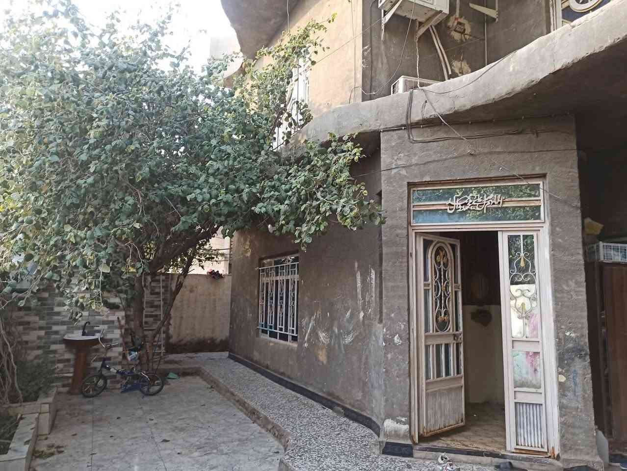 دار للبيع،
المساحه: 240 متر
العنوان:  العماره،  ابو رمانه،  بالمنطقه الي خلف  مركز الشرطه
 
البيت وجهه على ساحه  ( جزره وسطيه) 
  وجهه على القبله 
يحتوي على  استقبال، هول، صاله، مطبخ  غرف عدد، 5   ،،،،  ثنين  جوه و ثلاث غرف فوق،،،،  مساحة الغرف 5×4   ،   حمام  عدد 3 
صحيات عدد 2 داخلى  معزول و خارجي 

السعر  (178)  
للاستفسار ***********
