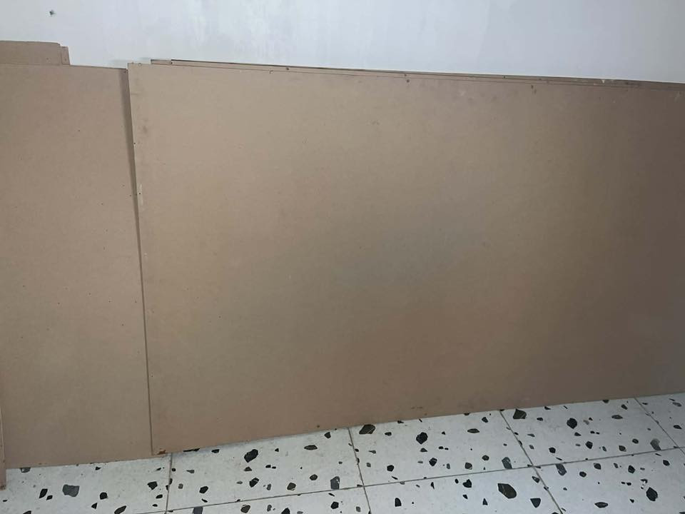 السلام عليكم 
خشب ام دي أف مستخدم  6 قطع كاملات و 6 قطع انصاصه 
جنت مستخدمه قاطع بين محلين والي يريد اكو حديد رولات هم موجود 
للتواصل علق واني اراسلك او اتصل على هذا ***********
