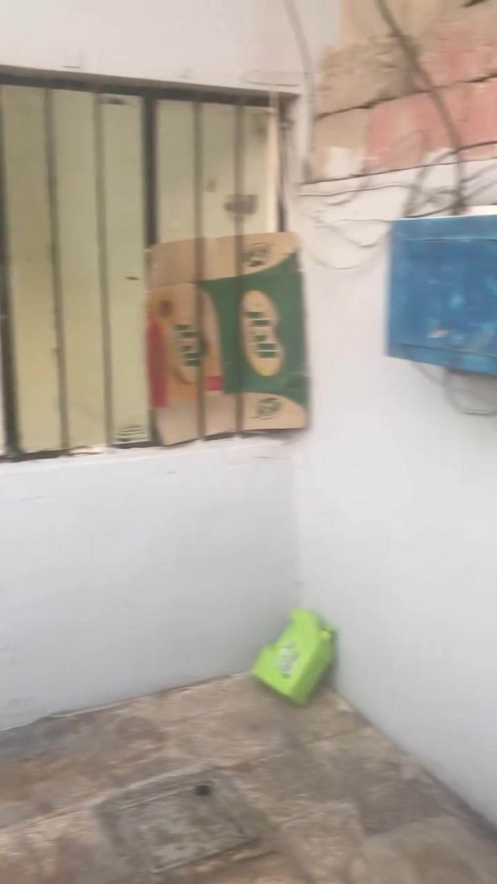 سلام وعليكم عندي بيت ومقبل البيت ارض من ضمن البيت للبيع الموقع حي الصمود البيت صاير ركن تفصيل البيت *********** الارض بيها محل
