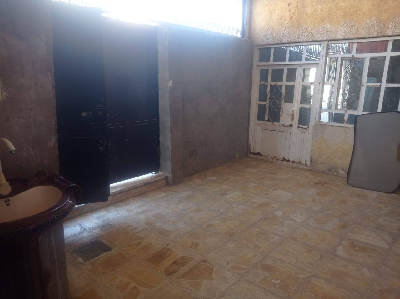 سلام عليكم بيت للبيع 100متر مربعه حي العسكري يم ابو غنيمه خلف شارع الصب
غرفه وصاله مطبخ صحيات مكشوفه صطح  البيت نضيف كلش جاهز  السعر80وبي شويه مجال ***********بسمي البيت
