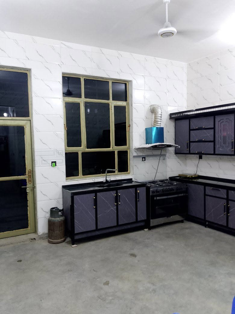 بيت للبيع 200  صاله و ستقبل و مطبخ و مناور 2 و حمامات 3 غرف 3 السعر ،60  العنوان السياحي مقابل مول شاكر ***********
