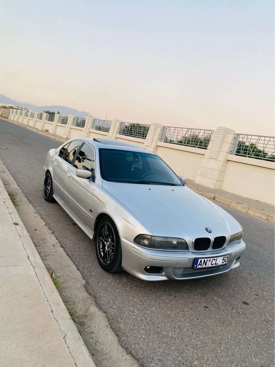 Bmw 530
موديل 1997
مه كينه 530 ده بل ديجيتال
گير توماتيك
گير و مه كينه بشه رت
سلايت
حيزام به خ
دعامي سينك و پشت m
ويل m5 حجم 18
سعر 55$
*********** زاخو, دهوك
