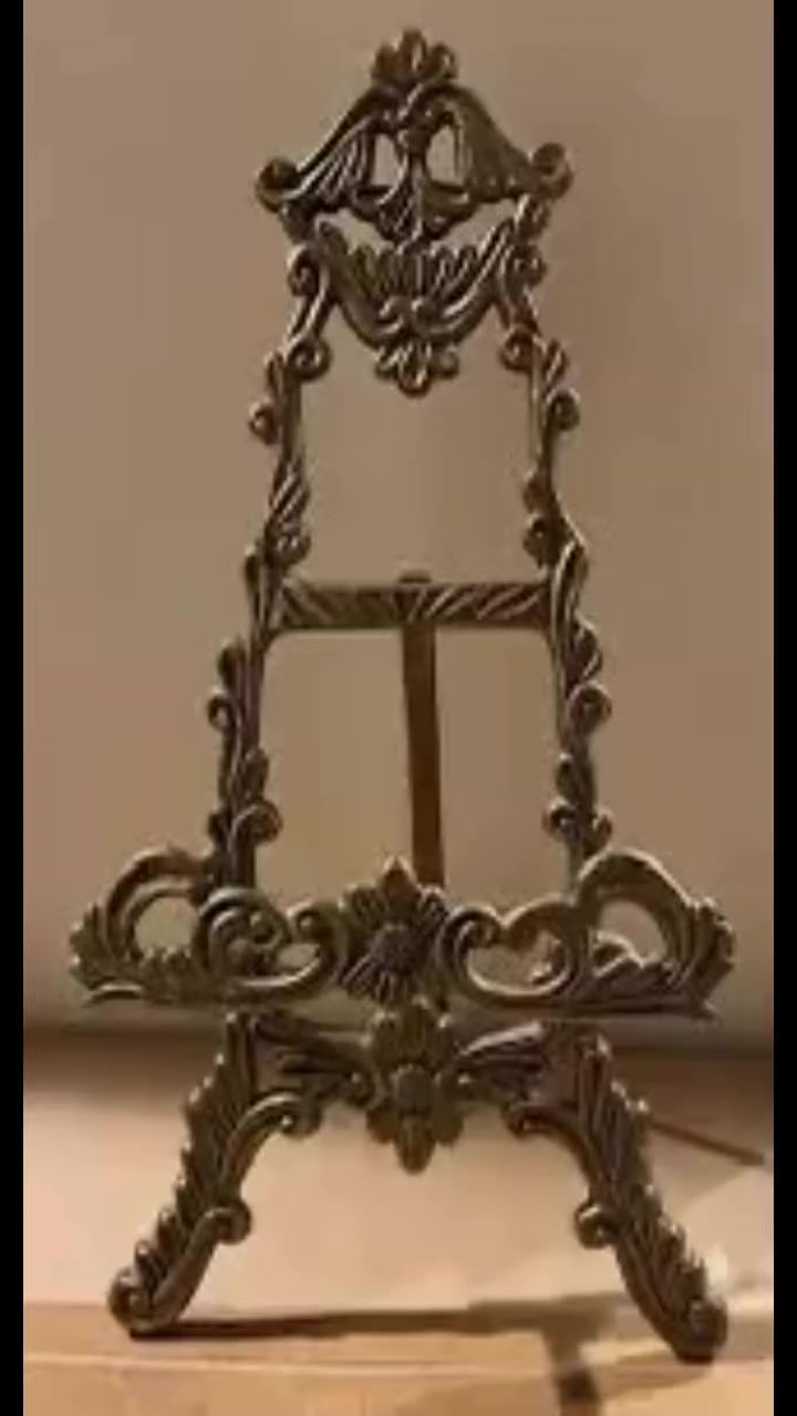 حامل عرض معدني مزخرف (Easel) على طراز عتيق (Vintage)، يُستخدم عادةً لعرض الأطباق، اللوحات، الكتب، أو الصور نحاس ارتفاع 24 سم سعر 15 قفل


**إذا كنت صاحب هذا الإعلان وتريد حذفه لأي سبب، رجاءا أرسل رسالة إلى الدعم الفني**