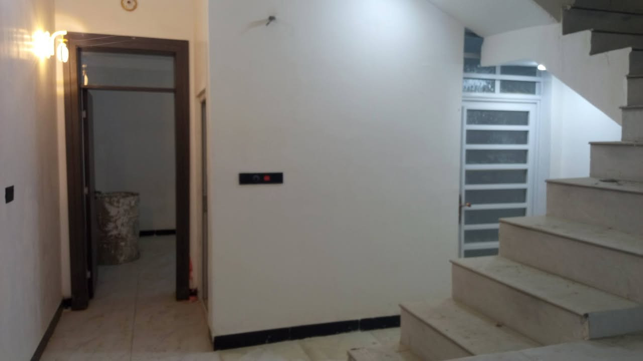 بيت للبيع المساحة ٥٠ متر متكون من غرفة وصاله ومطبخ شغل درجة اولى صب كونكريت مركزي طابوق جمهوري البيت كلة تسعة انج سيراميك ايراني درجة اولى بيت متكامل مابي اي نقص موقعة بل شارع الي مقابل الجسر الي يعبر من شارع كربلاء إلى شارع الصب الي يروح للمطار خلف اسواق تلعفر من الشارع العام لحد باب البيت تبليط وبلاجكتورات السعر    ٢٦ ستة وعشرين   وبي مجال هاتف *********** نجف
