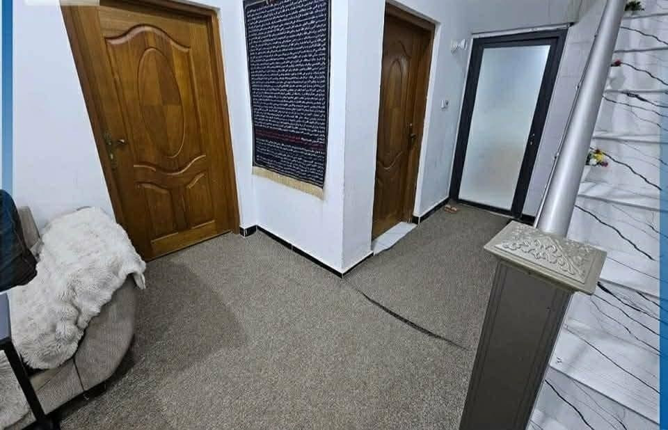 بيت للبيع حي الحكم المساحه 150 متر شارع 20 متر // 3غرف نوم ومطبخ وصاله وبراني وحمامات صحيه السعر 140 مليون // للاتصال *********** // او مراجعة مكتب الضامن للعقارات عنوان المكتب حي الصدر مجاور صيدلية ركن العلاج
