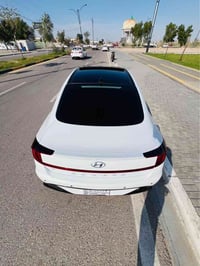 سوناتا 2021 • أبيض صدفي • باب مضروب