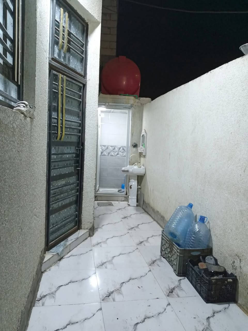 مساحه البيت الكلي ١٣٠ الواجهيه ٧ونص  والنزال ١٥
ديوانيه العرض ٤ والطول ٥
الهول ٤ +٦
الغرف ٤+٤
المطبخ ٤+٣
الملحقات حمام تواليت داخلي
تواليت خارجي  المكان البصره الجزيره شارع اليوبه حي الرايه  السعر البيت59 وبي مجال الاستفسار على الرقم التالي ***********
