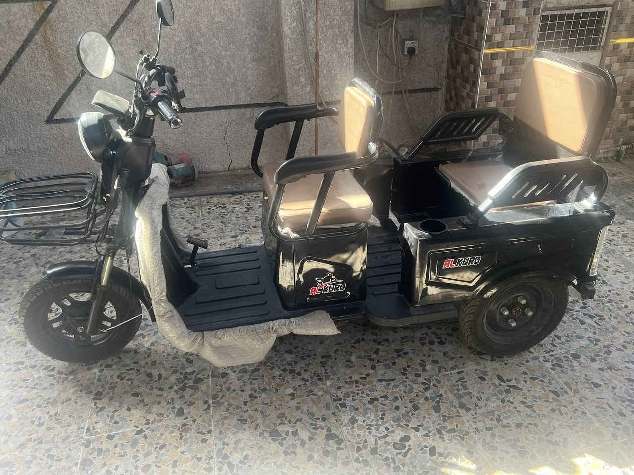 دراجة شحن 6 بطاريات كبار نظيفة فقط الباب متنسد تتحول من مقعد راكب الى بيكم السعر ب700 للتواصل ***********
