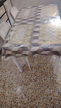 ميز طعام للبيع مع اربع كراسي الميز يكبر بعد ب٦٠ وبي مجال بسيط هذا الرق...