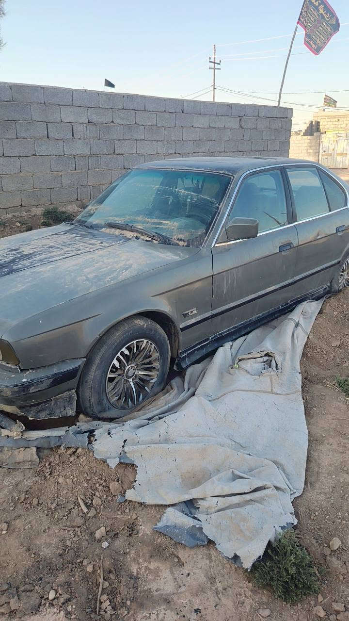سياره بي ام موديل 88 رقم بغداد سنويه 2026 محرك توه منزل لها لسياره متروكه صار هوايه صاحبها طلع اسمه بلجيش وتركها لسعر مناسب للستفسار الاتصال على ***********
