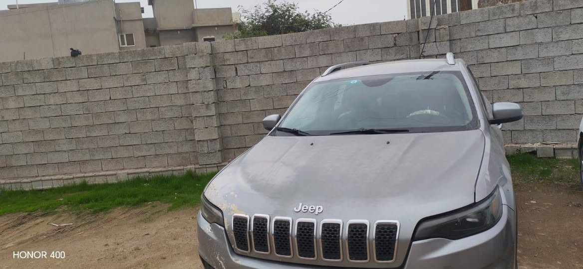 سيارة جيب شيروكي ( بزون) موديل 2019.
المحرك 4 سلندر 2400.
فئة لاتيتيود Latitude 
الحادث اللايت السكن و ما حوله.
رقم السيارة كركوك.
المكان : ناحية الزاب
السنوية جديدة و بإسمي و الهزة حديثة.
و تخم تايرات جديد.
السعر المطلوب 125 ورقة بيهة مجال قليل.
للتواصل

***********
