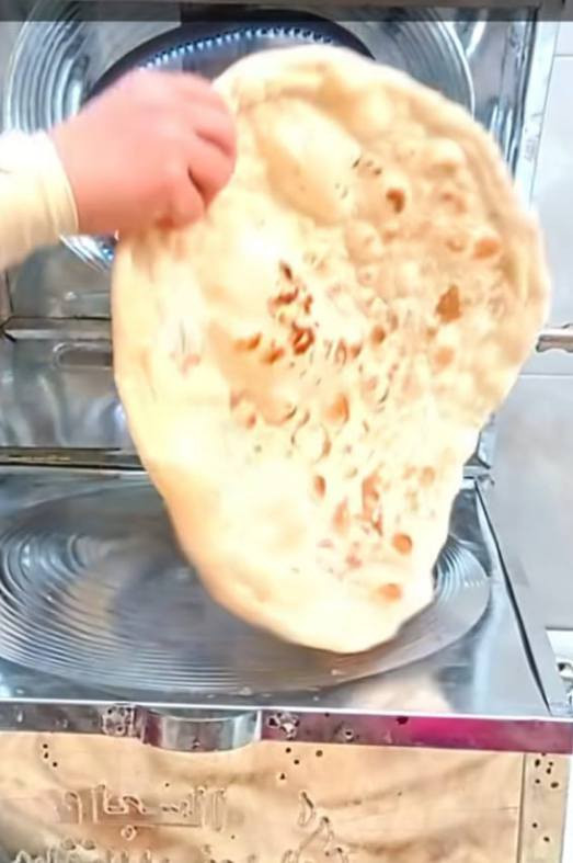 سلام عليكم تنور ارضي غازي للبيع خبزه يخبل ومريح بس اني اخبز وابيع اريد اشتري اكبر للتواصل ع رقم ***********
