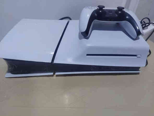 بلي ستيشن 5 سليم نضيف جدا ملحقات كامله تجي ويا جوستك اصليه مال شركه وفيشه HDM السعر 575 مكاني ال زعفرانية رقمي ***********
