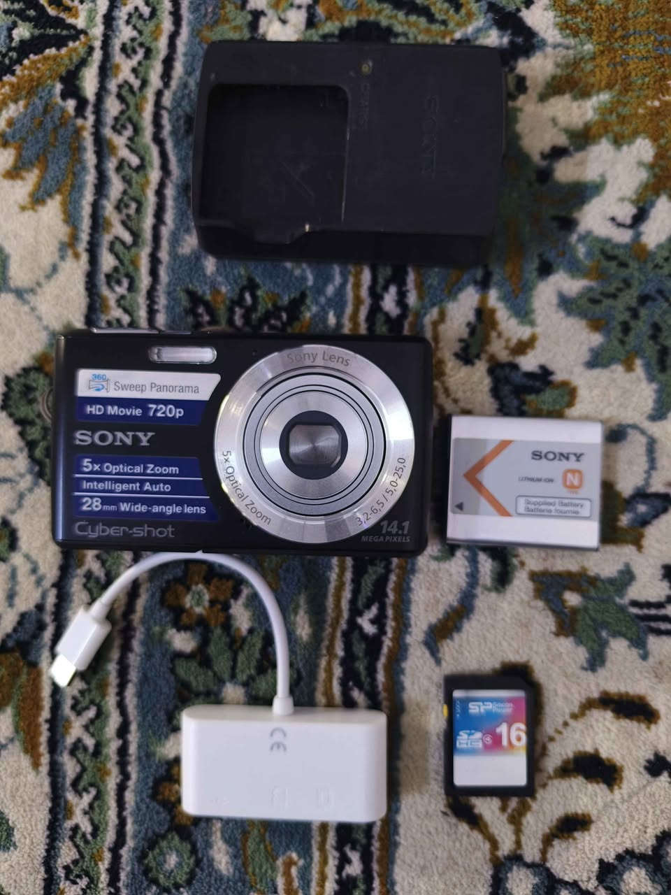 Sony Cyber-shot DSC-W620
​✨

​الدقة (Resolution): بقوة 14.1 ميجابكسل تمنحك صوراً بتفاصيل واضحة وألوان دافئة ومميزة (نظام الألوان الكلاسيكي المرغوب جداً حالياً).
​العدسة والزوم: عدسة سوني الأصلية مع زوم بصري 5x (5x Optical Zoom)، وزاوية تصوير عريضة تبدأ من 28 مم.
​تصوير الفيديو: تدعم تسجيل فيديو HD بدقة 720p.
​الشاشة: شاشة واضحة بحجم 2.7 بوصة لاستعراض الصور وضبط الإعدادات بسهولة.
​الوضعيات: تحتوي على وضعية التصوير البانورامي الذكي الذاتي (Sweep Panorama) والـ Intelligent Auto لتعديل الإضاءة تلقائياً.
​📦 الملحقات الكاملة المرفقة مع الكاميرا (جاهزة للاستخدام):
​البطارية: بطارية ليثيوم سوني الأصلية (Sony Lithium ION).
​الشاحن: شاحن البطارية الخارجي الأصلي من سوني.
​الذاكرة: بطاقة ذاكرة SDHC بسعة 16 جيجابايت (تتسع لآلاف الصور والفيديوهات).
​القارئ الذكي (Type-C Reader): وصلة لنقل الصور والفيديوهات مباشرة وفورياً من الكاميرا إلى هاتفك (أندرويد أو آيفون حديث) دون الحاجة لكمبيوتر. النجف, العراق


**إذا كنت صاحب هذا الإعلان وتريد حذفه لأي سبب، رجاءا أرسل رسالة إلى الدعم الفني**