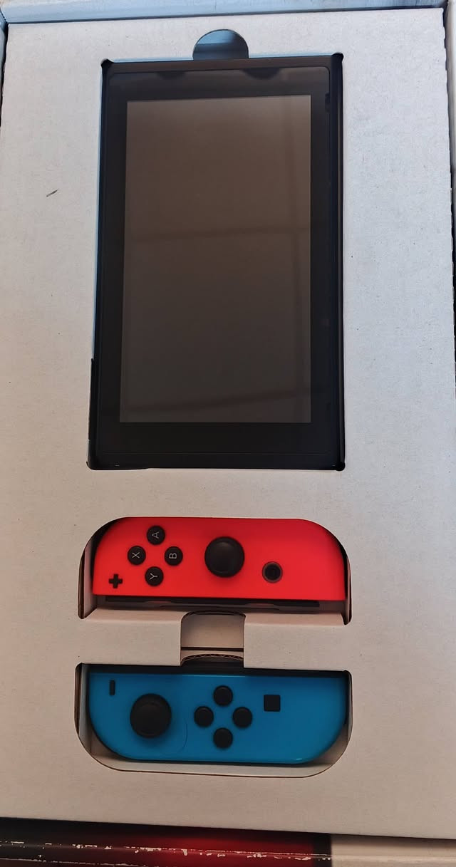 نينتندو سويتش Lcd مهكر قطعة نظامين اونلاين و اوفلاين اخر تحديث مع ذاكرة ١٢٨ كيكا مليئة بالالعاب مع كافة الملحقات 
الجهاز مكفول من كافة المشاكل والاعطال ١٠٠ بالمئة والجويكونات والبطارية بحالة ممتازة
السعر ٢٥٠ الف 
توصيل بغداد ٥ الاف وباقي المحافظات ٦ الاف 
للتواصل ماسنجر او واتساب او الاتصال
***********
