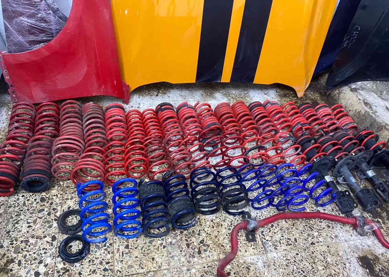 السلام عليكم
متوفر قطع غيار موستنك اصلي تفصيخ 
دعاميات بنايد جاملغات 
قطع تزويد هدرز كزوز موستنك 
متوفر لويات ريسنك. 
المنصور دور السود 
للاتصال ***********
