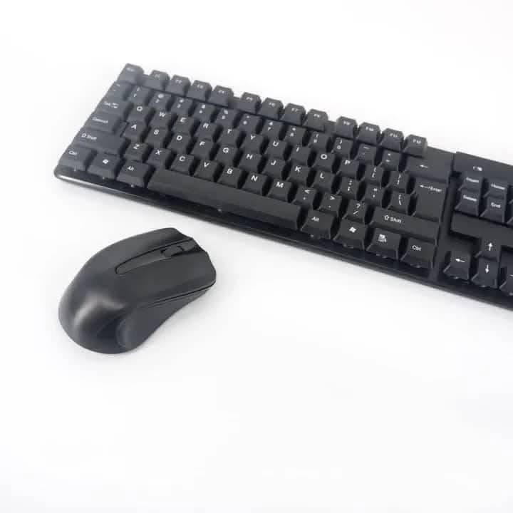 المنتج لوحة مفاتيح وفأرة لاسلكية (Wireless Keyboard Mouse Suit) من طراز TJ-808.

السعر فقط: 
5,000 ريال يمني 
35 ريال سعودي 

المواصفات:

1. تقنية الاتصال: تعمل بتردد 2.4 جيجاهرتز، مما يضمن اتصالاً مستقرًا وسريعًا.

2. لوحة المفاتيح:

تصميم عملي ومريح.

تحتوي على أزرار كاملة (Full-size Keyboard).

مصممة لتناسب الاستخدام المكتبي أو المنزلي.

3. الفأرة:

تصميم مريح لليد.

تعمل لاسلكيًا مع لوحة المفاتيح بنفس جهاز الاستقبال.

4. نظام التشغيل المدعوم: متوافق مع معظم أنظمة التشغيل مثل Windows وMac.

5. نطاق الاتصال اللاسلكي: غالبًا يصل إلى حوالي 10 أمتار (يجب التأكد من الكتيب المرفق).

هذا المنتج مناسب للأشخاص الذين يبحثون عن حل مريح بدون أسلاك لفأرة ولوحة مفاتيح.
العنوان 
صنعاء..
يتوفر لدينا خدمات توصيل لداخل العاصمة صنعاء ولجميع المحافظات اليمنية


**إذا كنت صاحب هذا الإعلان وتريد حذفه لأي سبب، رجاءا أرسل رسالة إلى الدعم الفني**