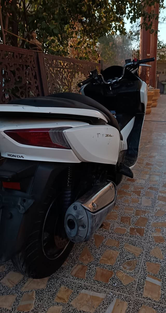 فورزه صفر 12 نضيفه كل نقص مابيها مكينه ناعمه شلعه معدل فول كهربائيات كلها شغاله لايت  زنون ام بي ثري 
تايرات جدد سعرها مناسب  الشراي يتصل 
*********** السعر مليون 100 العنوان بغداد
