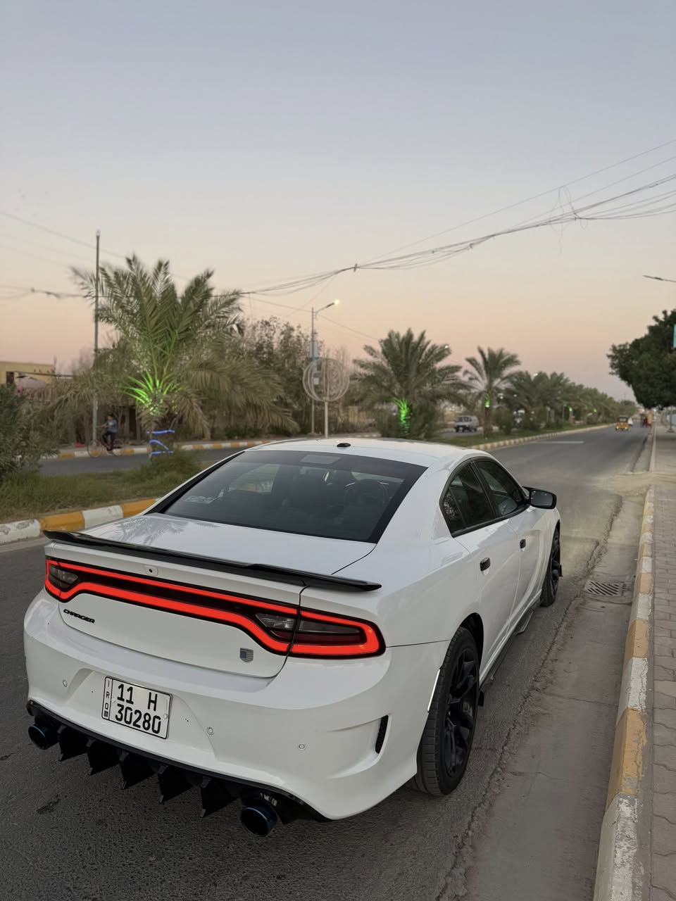 السلام عليكم                                                                     جارجر 2019 خليجي رقم بغداد كفاله عامه  
ماشيه 62 الف محرك 3600
محدثه كت srt كامل  وداخلها عليه تغطيس واناره داخليه زرع 
عنوانها بغداد زيونه
***********
