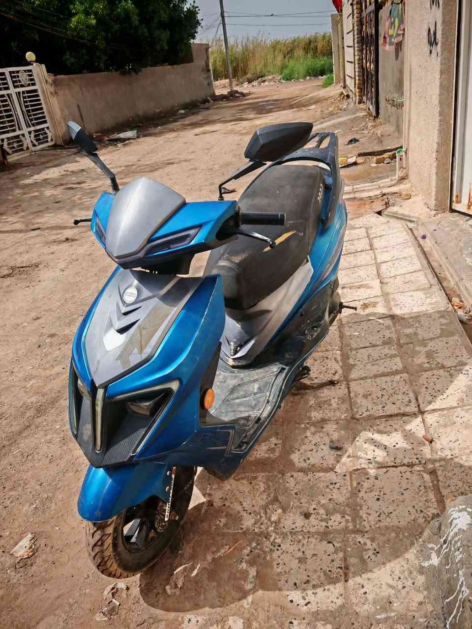 السلام عليكم  دراجة سكنس ماليزي دراجة نضيفة  علة الفحص محرك نضيف كابريتر جديد تجفيتة وحدة تجفيتة كاملة  محرك اخرس 350
وبي مجال الطيبين رقم الموبايل ***********
