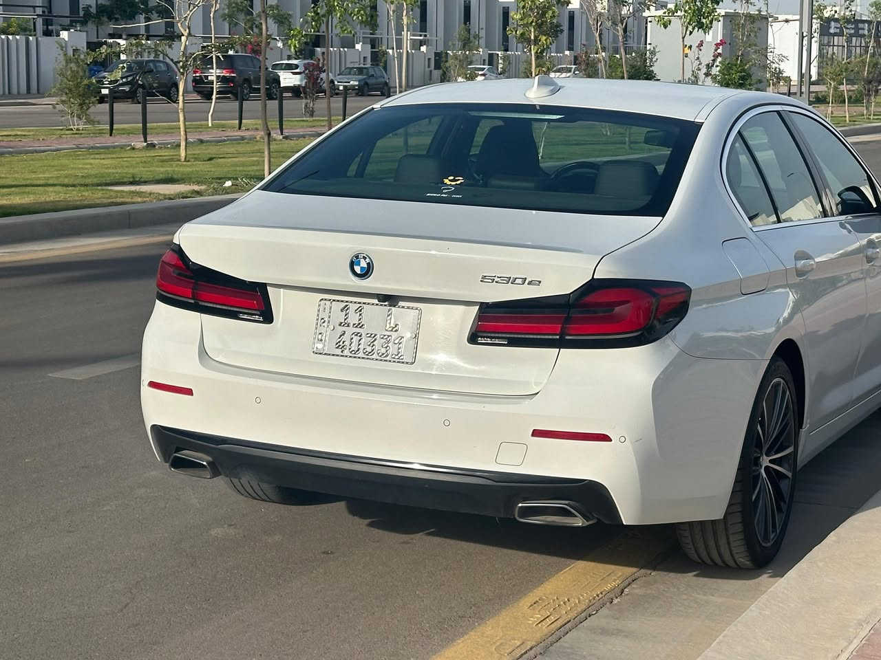 BMW 530e iPerformance (Plug-in Hybrid) موديل 2023 للبيع
السيارة غنية عن التعريف، قمة بالنظافة، الفخامة، والاقتصادية.

ماشية 

 53 ألف ميل فقط.

 المواصفات:

 المحرك: هجين (بنزين + كهرباء Plug-in) اقتصادي جداً وقوي بنفس الوقت.

 الداخلية: شاشات ديجيتال كاملة، نظام ماوس ونظام خرائط متطور، كراسي جلد كهرباء مع ذاكرة خزن.

 الأنظمة المساعدة: رادار أمامي وخلفي، حساسات 360 درجة، كاميرا، نظام تحديد مسار، وتنبيه تصادم.

 الإضاءة: لايتات LED ذكية (BMW LED).

 الراحة: فتحة سقف، بصمة تشغيل وأبواب، تبريد مركزي منفصل، تحكم ستيرن كامل.

الحادث 

  صبغ جاملغ خلفي  واحد فقط.

 باب السائق: بيه طخة بسيطة وتعدلت (بارد) بدون صبغ.

 باقي السيارة مكفولة من كل نواحي اللغد، الشاصي، والايرباغات (سليمة 100%).

السعر : 34500$ 🤍

التواصل : ‭0770 343 3337‬
