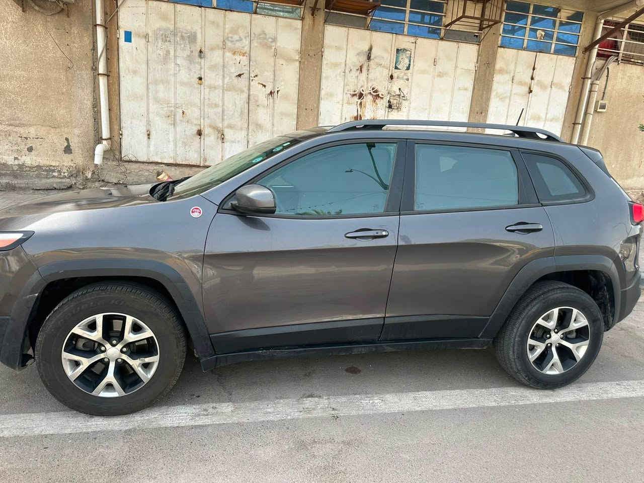 جيب شيروكي محرك 2400 وارد أمريكي تراي هوك اعلى فئة محرك كير كفاله الحادث جاملغ وباب فقط ماشيه 216 الف جديده السياره مامتعوبهً استخدام شخصي باسمنة تحويل ثاني يوم سنويه لغاية 2029 الشراي يتصل على هذا الرقم وبخدمتكم *********** البصرة, العراق

