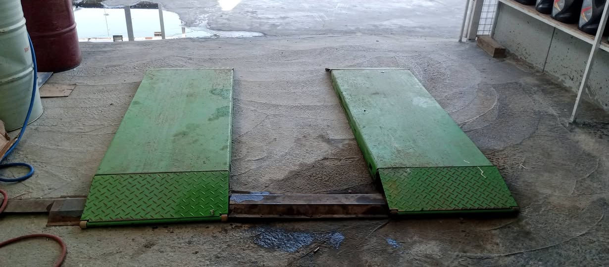 السلام عليكم
جك رفع سيارات صنع ايطالي راقي جدا 

وزن 3000

اربع بساتم + قفل امان 

السعر 3000000

 تلاثه مليون 

***********
