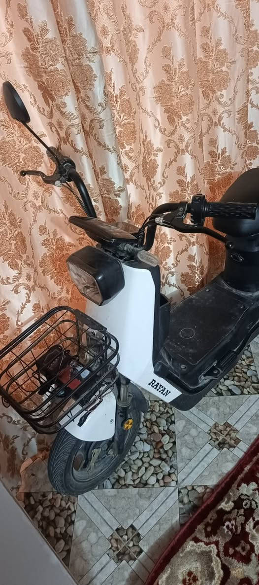 السلام عليكم هاي الدراجة للبيع مكان بغداد الاتصال على الرقم ***********
