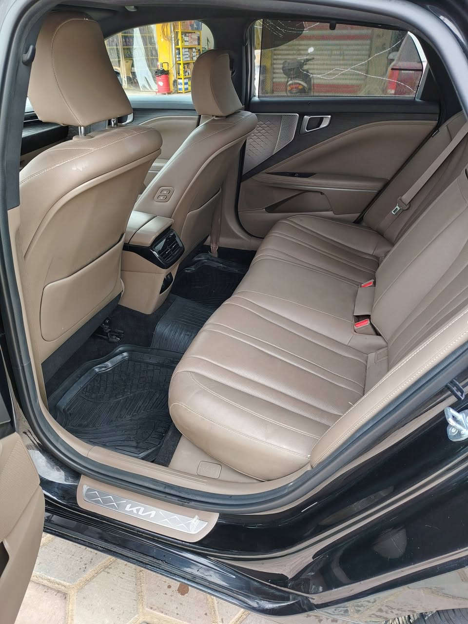 للبيع
Kia K8 
موديل 2023
مرقمه قادسيه معوقين
مكينه بانزين ٤ سلندر ٢٥٠٠
ماشيه ٥٥ الف كيلو حقيقي شرط الفحص 
فول مواصفات
4 كامرات
من تفتح اشاره يمنه أو يسره تشتغل الكامره 
حساسات امامي وخلفي وجانبي
دواخل جكليتي
تشغيل عن بعد
تتقدم وترجع بالريموت 
رادارات امامي وخلفي وجانبي
الكشنات والستيرن تدفئه وتبريد
بردات خلفيه
سستم صوت
الحادث ( الجاملغ الأيسر راجع نفسه والبنيد مبدل اصلي وكل القطع اصليه بدون قطرة صبغ بالسياره ) 
الديوانيه ام الخيل
***********
السعر 185 ورقه
