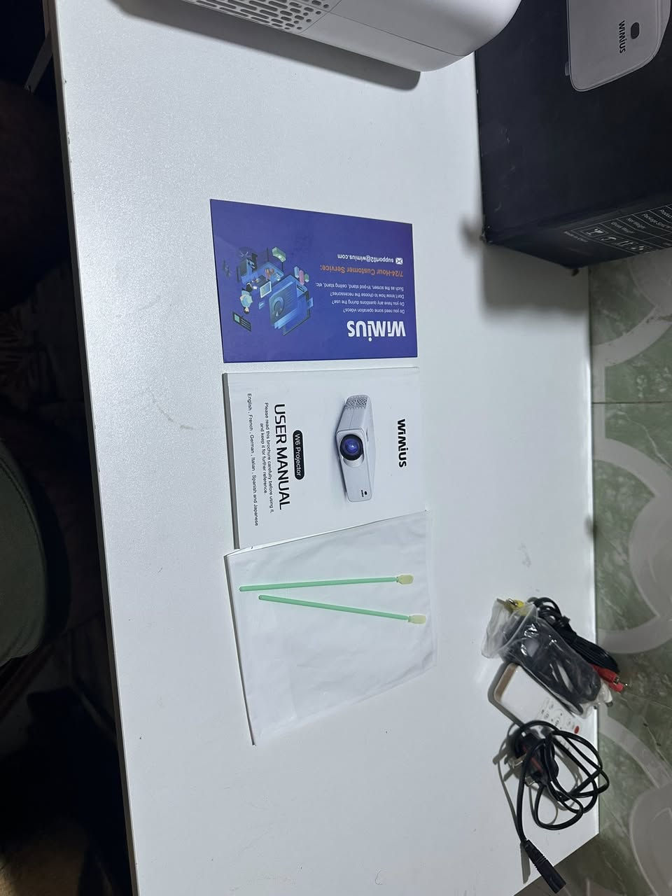 داتاشو wimius w6
مواصفات كلش قوية 
يدعم دقة 4k
مساحة العرض من 50 الى 300
وشكد ما تكبر الصورة تبقى واضحة ودقتها عالية
يربط اندرويد وايفون مباشر بدون تطبيقات وسريع مابي تقطيع
بي ضبط تلقائي للصورة 
اضائته قوية حيل 15000 شمعة

صوته عالي حيل بس بي مشكلة اذا تربط hdmi ما يطلع صوت وتكدر تحل هاي المشكلة تربط سبيكر خارجي لان الداتاشو بي بلوتوث و وايفاي 
فقط من تربط موبايل يطلع صوت 

وبي صفار قليل بالصورة ما يبين بس من تشغله 

سعره 35 
مكاني ميسان و يوجد توصيل 
***********
