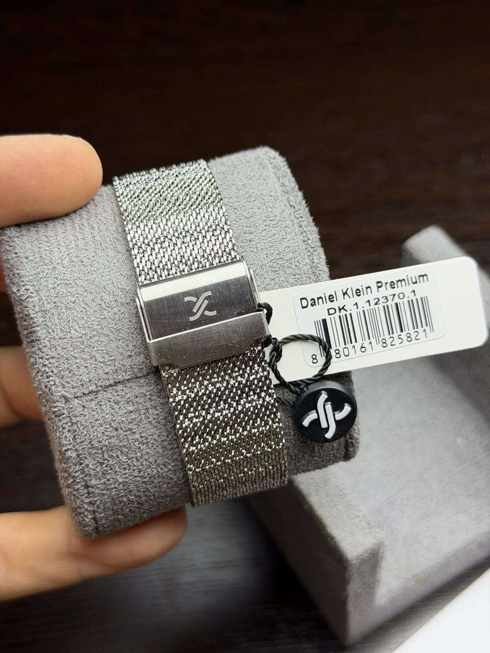 DANIEL KLEIN
اصلي ماكنة ياباني ضمان سنة 
مع مرفقات ( الكرنتي وعلبة حافظة فقط ) 
رقم الموديل DK1.12370.1
فل لامينوس ارقام واميال 
نافذ شهري  اسبوعي 
مقاومة للماء 50 متر 
ستانلس ستيل 
سير حصيرة مميز

السعر 35 الف على اول تم


**إذا كنت صاحب هذا الإعلان وتريد حذفه لأي سبب، رجاءا أرسل رسالة إلى الدعم الفني**