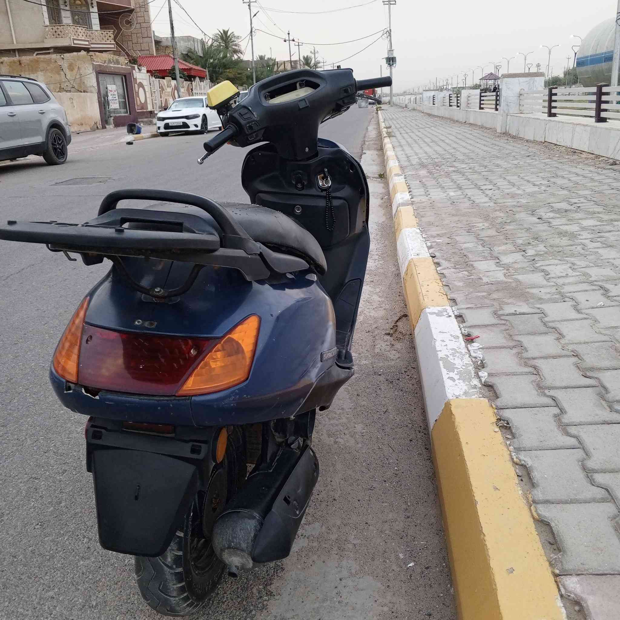 سلام عليكم دراجه سبيسي البيع ماليزي بيه خيط تبخير كهربائياته شغله سلف هندر وبدلت اكلاجات جديده وكامت اتقطع بل مشي وبيه صوت بل روله (ابيع كوم حديد) سعره 175وبيه مجال جماعت 150وجوه لاتراسل مكان كوت داموك رقم موبايل***********
