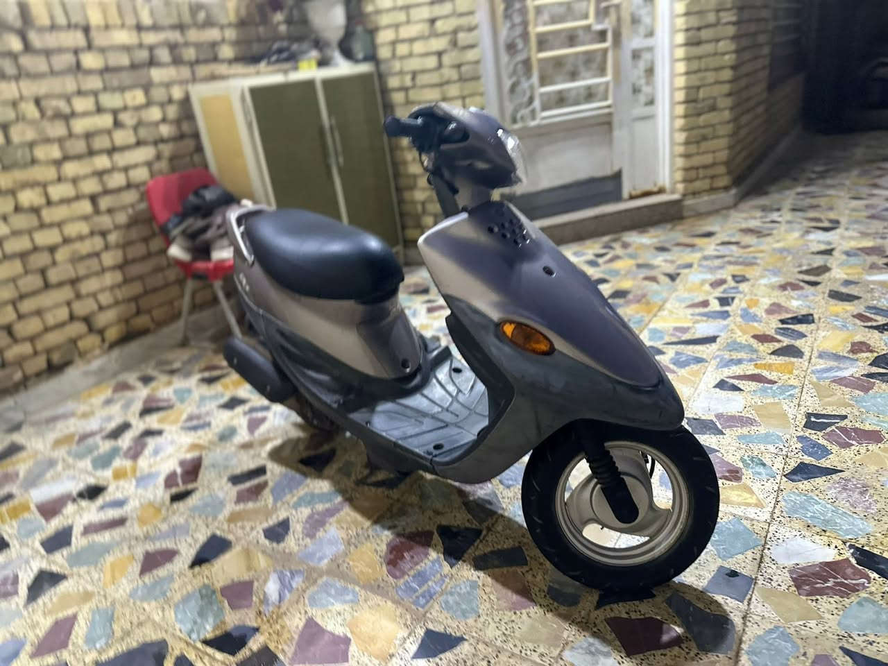 سلام عليكم العزاز دراجه ام9للبيع جديده صالها فتره من طالعه من لوكيل دراجه كلش نضيفه للبيع ب900 وبيها مجال وهاذ رقمي ***********
